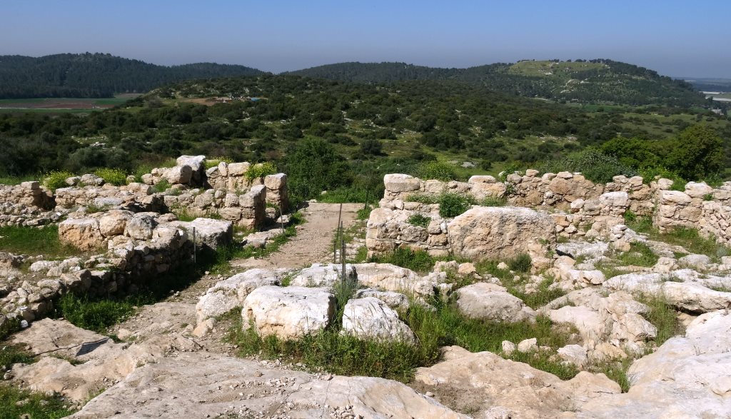 khirbet_qeiyafa_west_gate – Bridges to the Bible